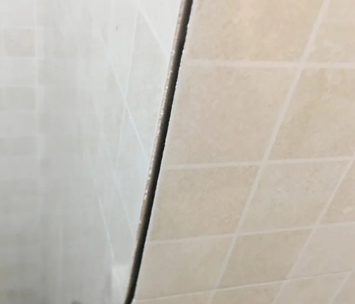 东光瓷砖空鼓维修公司分享阳台瓷砖脱落的修复过程可以分为以下几个步骤