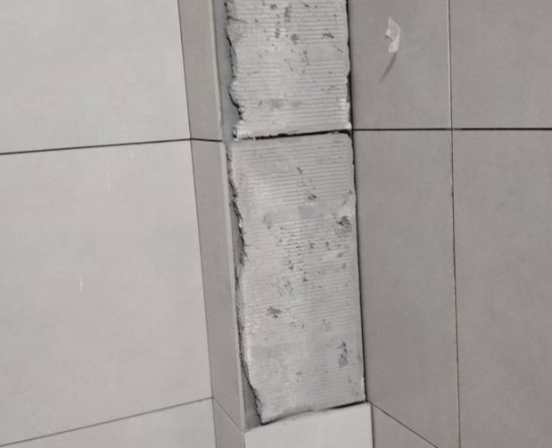 东光瓷砖空鼓维修公司分享下瓷砖施工前基层浇水润湿程度不足，可能导致以下问题